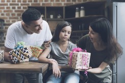 Dziecko tego nie kupi: drogi prezent to najgorszy upominek dla malucha, jeśli...