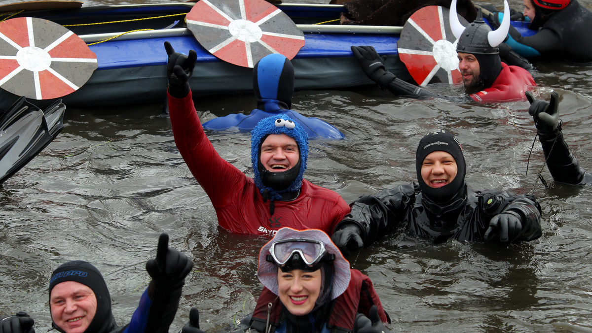 Ponad 300 nurków z całego kraju wzięło udział w spływie Łyną, który inauguruje tegoroczny cykl imprez sportowych akcji "Olsztyn Aktywnie". Woda w rzece miała niespełna 4 stopnie, a większość trasy nurkowie pokonywali w śnieżycy.
