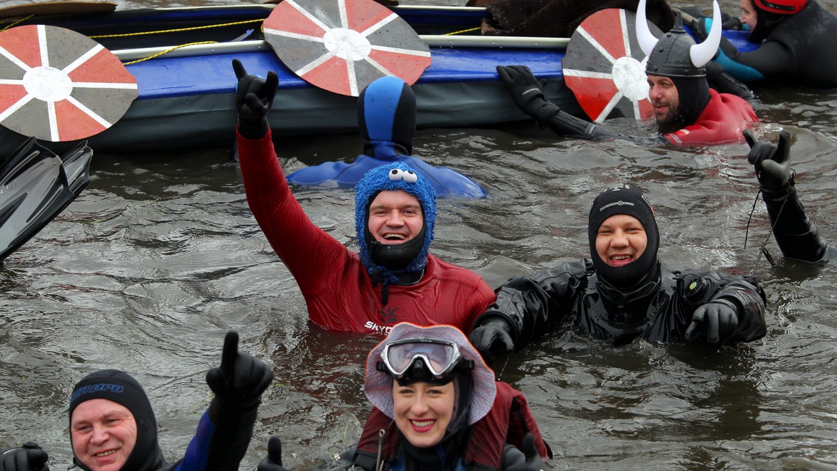 Ponad 300 nurków z całego kraju wzięło udział w spływie Łyną, który inauguruje tegoroczny cykl imprez sportowych akcji "Olsztyn Aktywnie". Woda w rzece miała niespełna 4 stopnie, a większość trasy nurkowie pokonywali w śnieżycy.