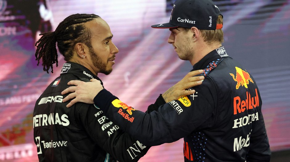 Lewis Hamilton (z lewej) i Max Verstappen