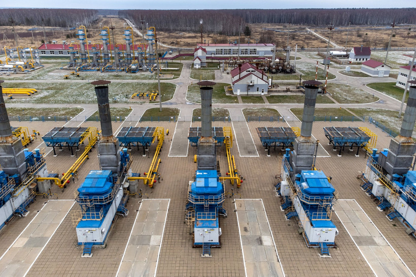 "Rosyjski państwowy koncern gazowy Gazprom poinformował w poniedziałek, że zgodnie z życzeniem klientów wysyła gaz do Europy przez Ukrainę" - przekazała agencja.