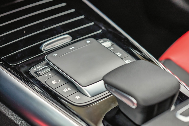 Mercedes GLA (II, 2022) - kierowca ma do dyspozycji gładzik, którym może alternatywnie sterować ekranem dotykowym.