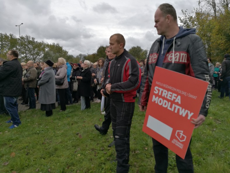 Zgromadzeni najpierw modlą się zwróceni w stronę Polski, a potem Niemiec