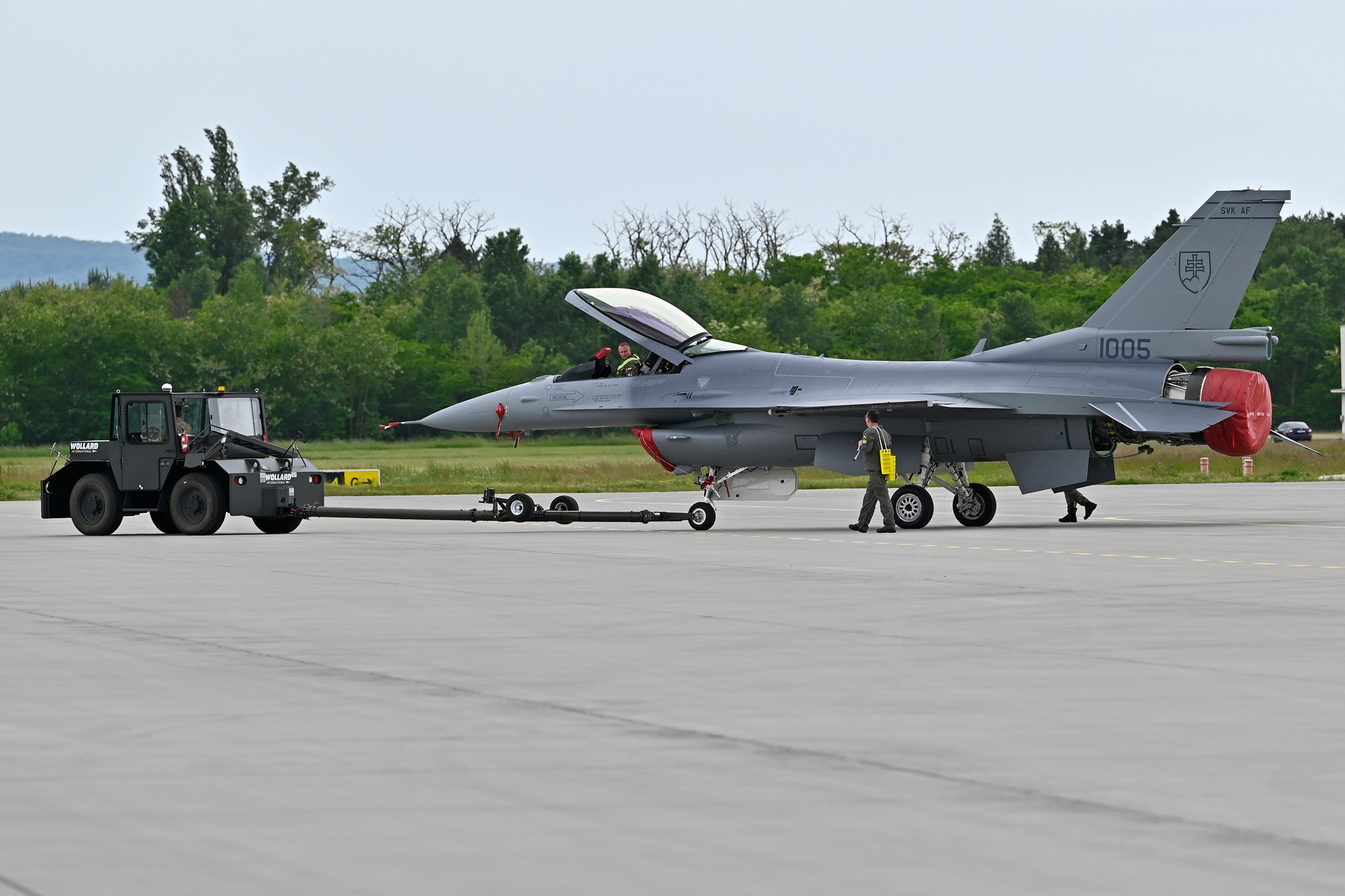 Na snímke presun slovenskej stíhačky F16 do hangáru.