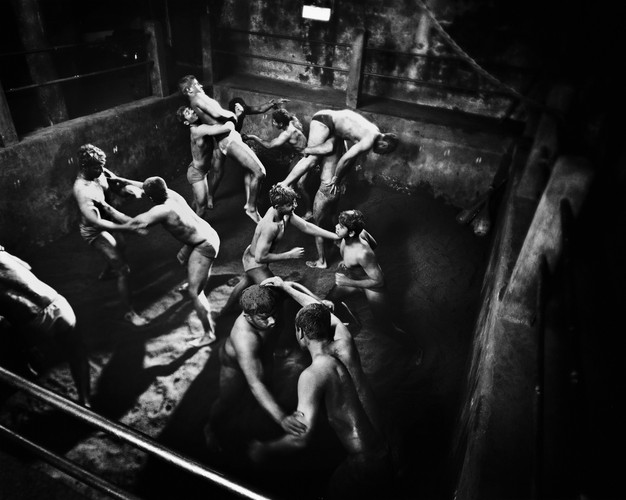 II miejsce w kategorii SPORT (fotoreportaż): Tomasz Gudzowaty, Fundacja Yours Gallery Indie. Nada kusti, popularna niegdyś odmiana indyjskich zapasów w stanie Karnataka, jest praktycznie sportem wymierającym; mimo to nadal znajdują się młodzi ludzie pragnący kontynuować prastarą tradycję. 5 grudnia 2011