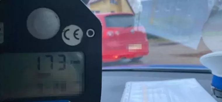 Przekroczył prędkość o ponad 100 km/h. Dostał 2,5 tys. zł mandatu