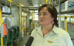 'Bohaterem wydarzenia jest też sznurek od parasola'. Poznańska motornicza odebrała poród