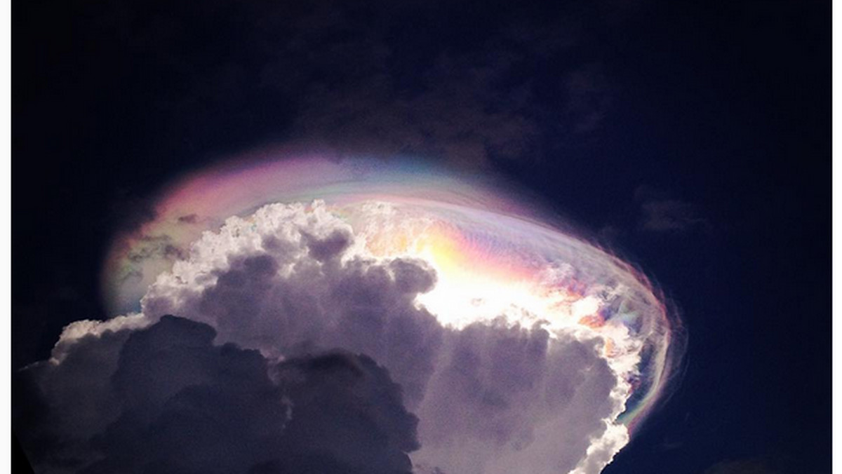 Niezwykły spektakl na niebie mogli podziwiać mieszkańcy Kostaryki. Pojawienie się tajemniczej chmury zszokowało wszystkich - podaje "ABC News".