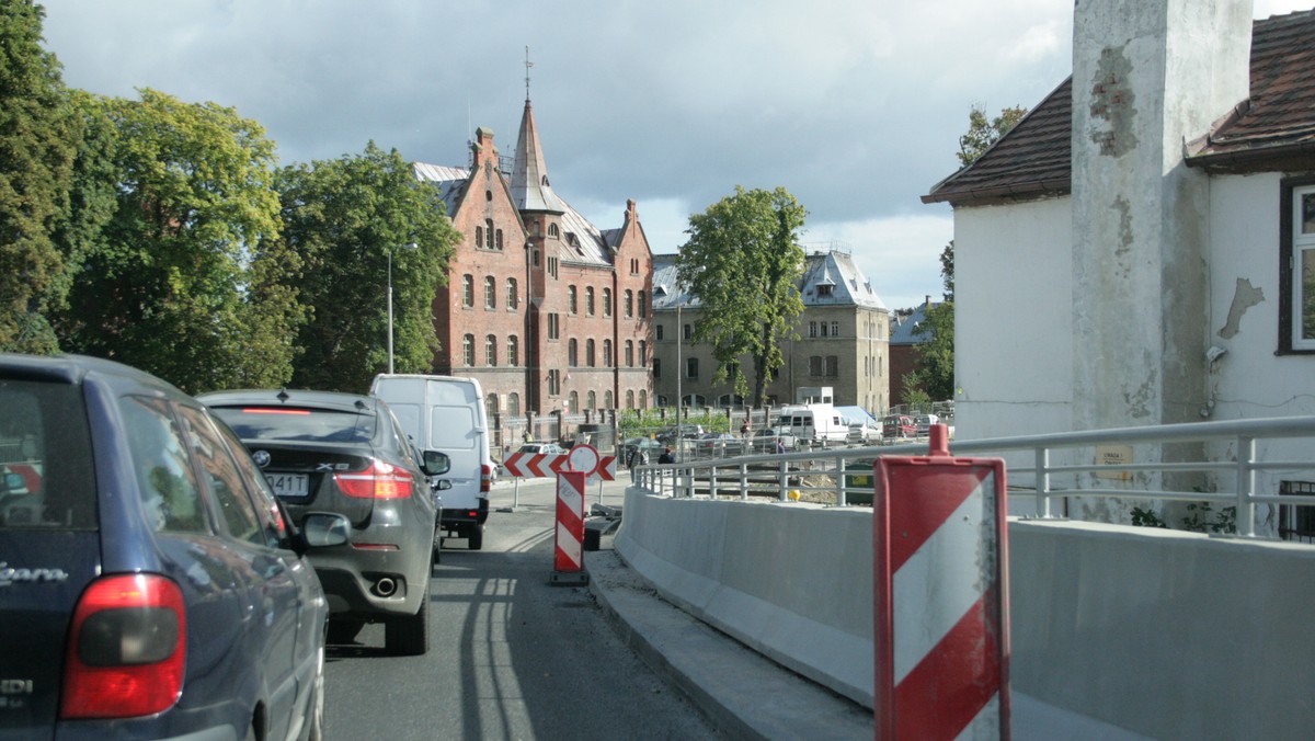 Do najbliższej soboty obowiązywać będzie nowa organizacja ruchu na kończącej się budowie II zadania Trasy Słowackiego w Gdańsku. Kierowcy poruszają się po obu jezdniach, lecz tylko po jednym pasie w obu kierunkach.