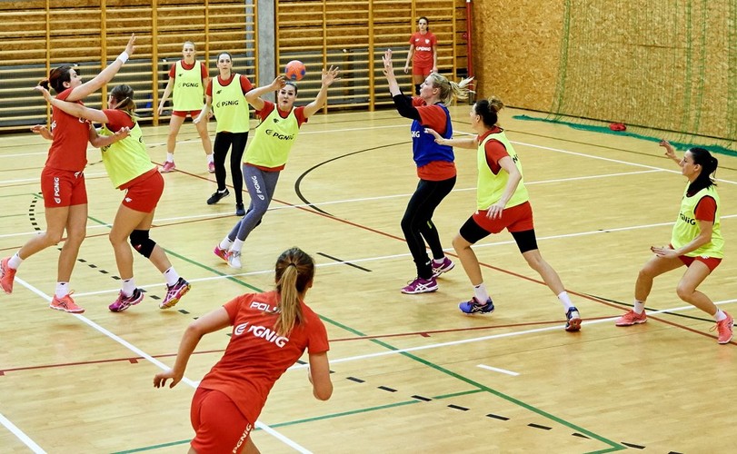 Zawodniczki reprezentacji Polski w piłce ręcznej podczas treningu w Gdańsku