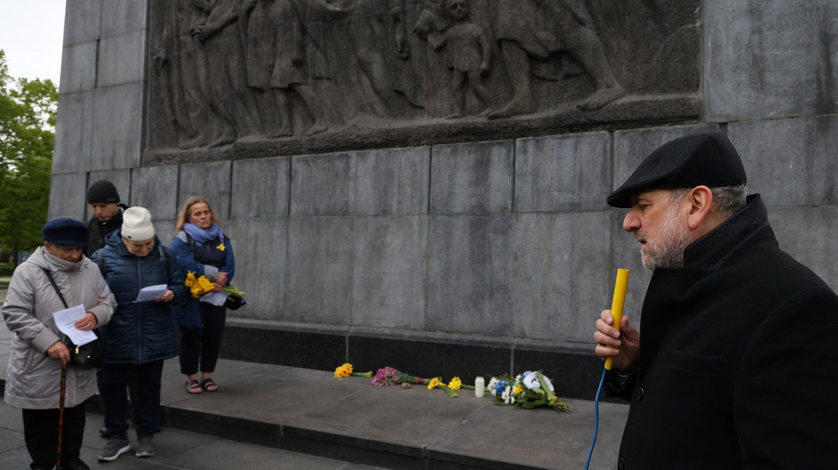 Naczelny rabin Polski Michael Schudrich (P) podczas "Marszu modlitwy szlakiem pomników Getta Warszawskiego"