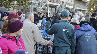 "Nie jesteśmy tchórzami jak Rosjanie". Dlaczego niektórzy mieszkańcy Chersonia decydują się zostać w mieście