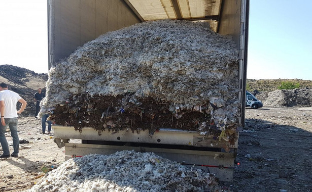 Powstrzymany przemyt odpadów z Niemiec. Policja zatrzymała ciężarówkę ze śmieciami na autostradzie