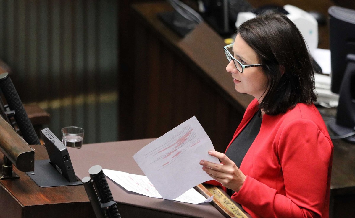 Postępowanie dyscyplinarne przeciwko sędziemu Pawłowi Juszczyszynowi, który wystąpił z wnioskiem o udostępnienie mu list poparcia dla kandydatów do KRS, to zemsta polityków PiS, próba zastraszenia niezależnego sędziego i złamania sędziowskiej niezawisłości - oceniła Kamila Gasiuk-Pihowicz (KO).