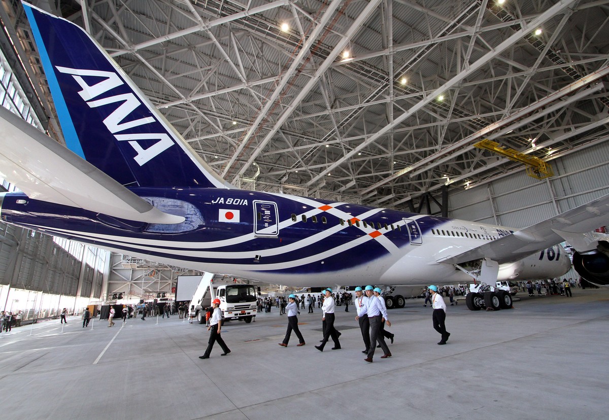 Boeing 787 w barwach japońskiej linii lotniczej ANA. Fot. Bloomberg