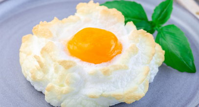 Pieczone jajka na chmurce to śniadaniowy hit. Są proste i efektowne. Zrobisz je w 10 minut