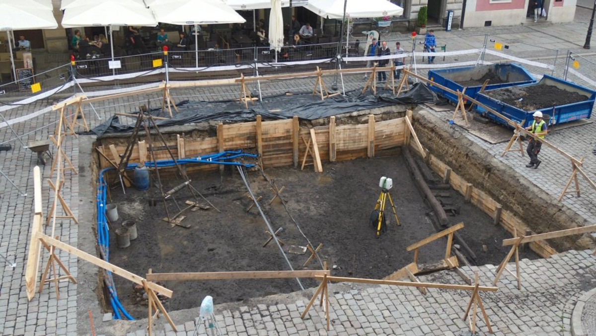 Od kwietnia na Starym Rynku prowadzone są wykopaliska. Archeolodzy odnaleźli drewnianą drogę z XIV wieku, a dziś natrafiono na pionek szachowy z późnego średniowiecza.