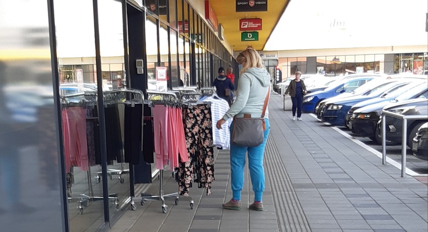 U Subotici je garderoba izložena i ispred radnji