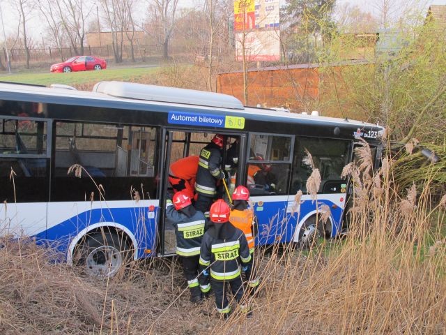 Autobus MPK wpadł do rowu