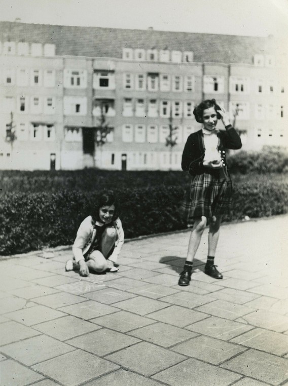 Anne Frank i Hanneli Goslar w Amsterdamie w 1941 r.