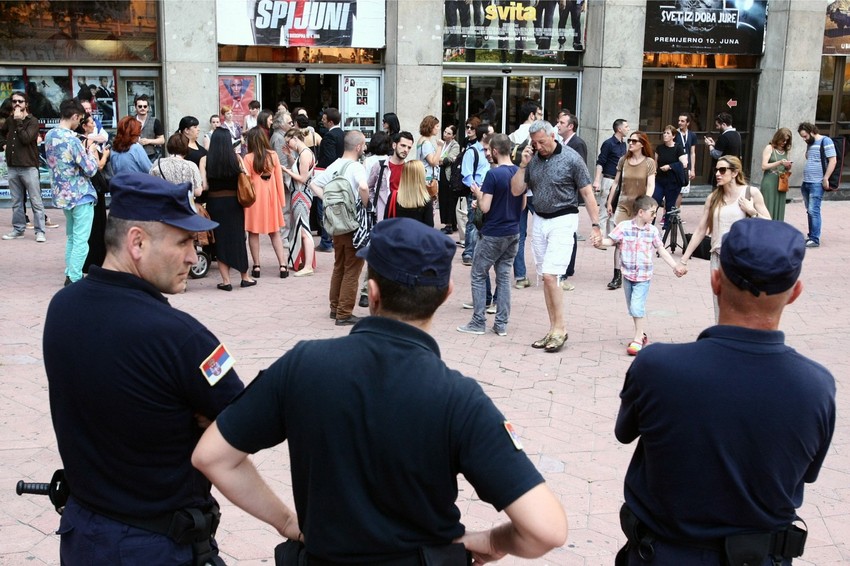 Bez potrebe da intervenišu: Policija ispred Doma sindikata gde je otvoren festival