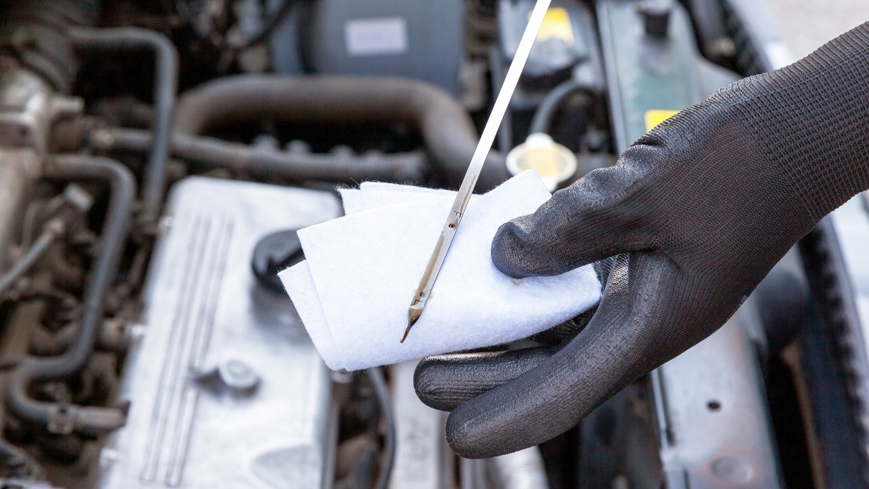 Prečo klesá hladina oleja v motore? Päť príčin, ktoré by mal poznať každý vodič. 