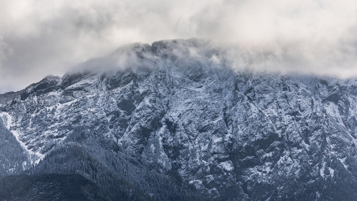 Ostatni weekend maja w Tatrach zapowiada się deszczowo z możliwymi opadami śniegu - zapowiadają synoptycy. Na szczytach temperatura może spaść do -3 st. C.