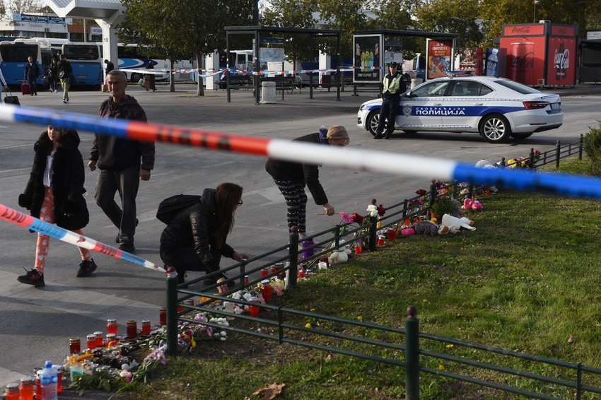 Građani i dalje pale sveće 