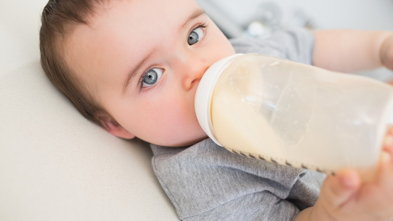 Świeże krowie mleko doskonale wzmacnia układ odpornościowy dzieci, zmniejszając ryzyko infekcji nawet o 30 proc. w porównaniu do dzieci pijących mleko UHT (sterylizowane przy wykorzystaniu wysokich temperatur)- twierdzą naukowcy z Uniwersytetu Ludwika Maksymiliana w Monachium. Wyniki ich badań opublikowano na łamach "Journal of Allergy and Clinical Immunology".