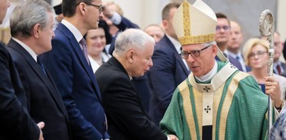 Kaczyński na mszy, Schetyna na targu