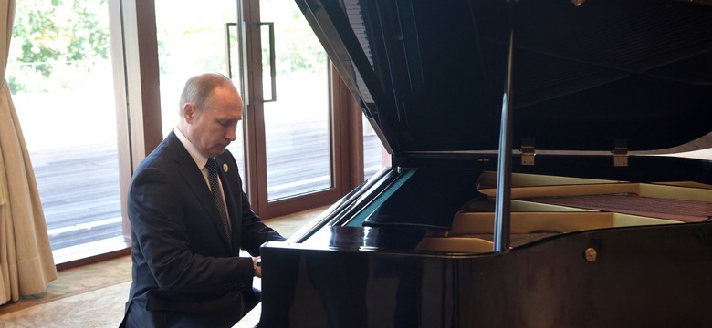 Czekał, czekał, w końcu siadł do fortepianu. Putin przygrywał sobie w rezydencji prezydenta Chin