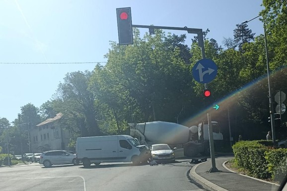 (FOTO) SUDAR U TOPČIDERU Kombi se zakucao u 