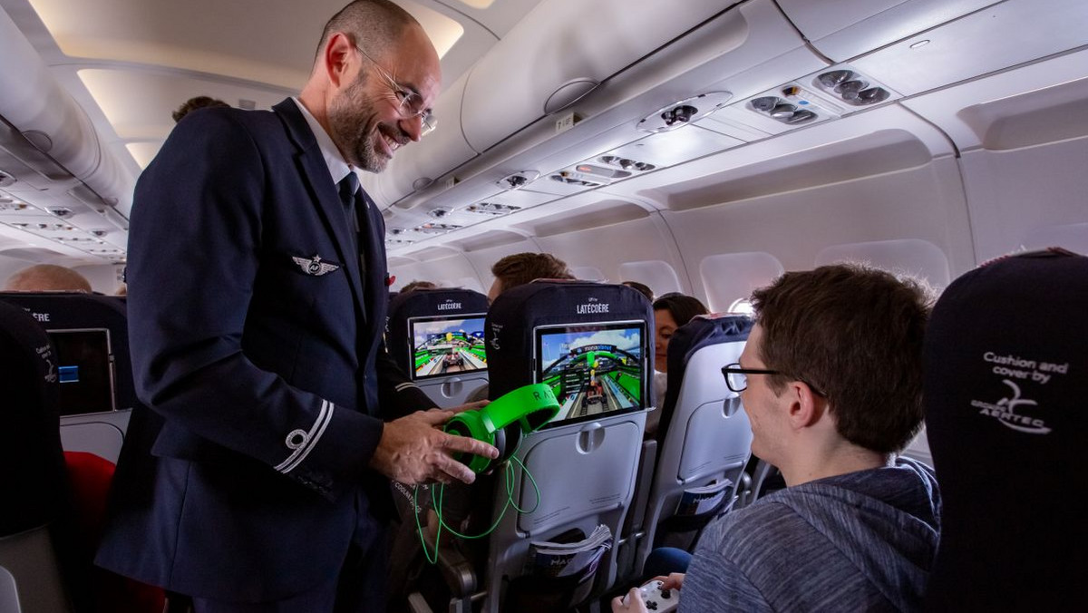 Linie lotnicze Air France jako pierwsze na świecie wykorzystują technologię LI-FI (Light Fidelity) podczas lotów komercyjnych. Technologię LI-FI, która jest alternatywą dla WI-FI testowano po raz pierwszy pod koniec października, podczas lotu z Paryża Orly do Tuluzy na pokładzie Airbusa A321. Air France realizuje projekt we współpracy z dostawcą rozwiązania – firmą Latécoère. Nowa technologia jest obiecująca pod względem szybkości i stabilności transferu danych, a także pozwoli na obniżenie wagi samolotów, a tym samym zużycia paliwa i emisji CO2.