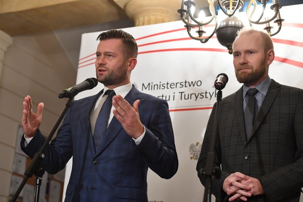 Minister sportu i turystyki Kamil Bortniczuk (L) i dyrektor departamentu prawnego ministerstwa Piotr Gałązka (P) podczas briefingu prasowego w Warszawie