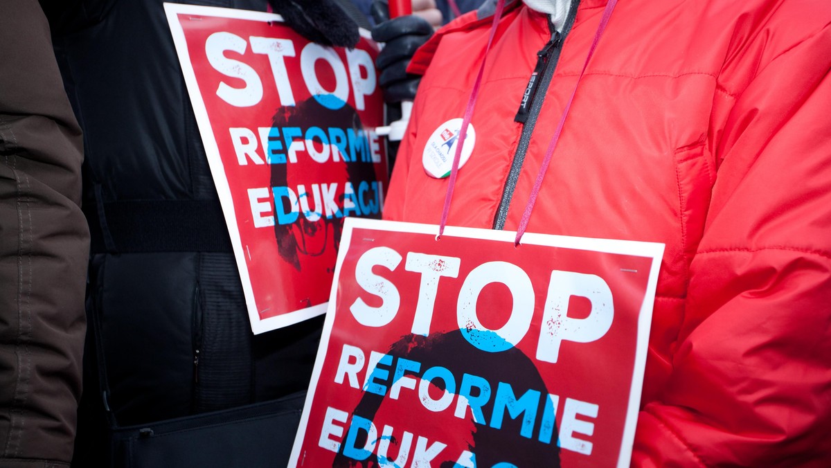 Manifestacja KOD i partii opozycyjnych w obronie wolnosci mediow