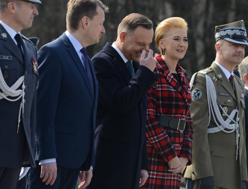 Para prezydencka chichocze pod Grobem Nieznanego Żołnierza. Agata Duda aż się popłakała