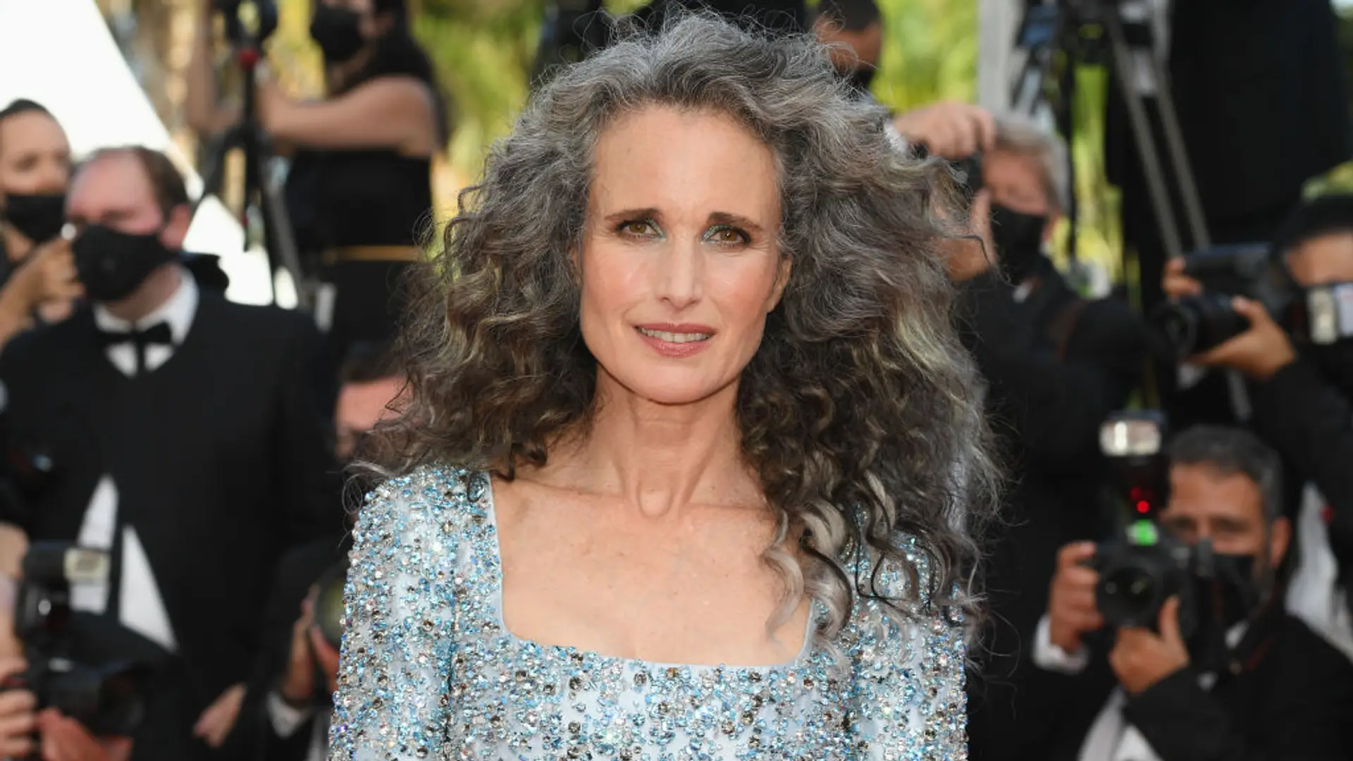 Siwe włosy i naturalna twarz. Andie MacDowell olśniewa Cannes  i zmienia kanony piękna