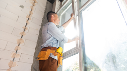 Dofinansowanie do wymiany okien, drzwi lub bram garażowych do otrzymania w 2026 roku. To jednak nie wszystko, katalog materiałów i usług objętych wsparciem finansowym jest szeroki