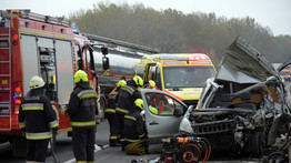 Szétvágták a tűzoltók a furgont, hogy kimentsék a sofőrt – Drámai képek az M0-son történt baleset helyszínéről