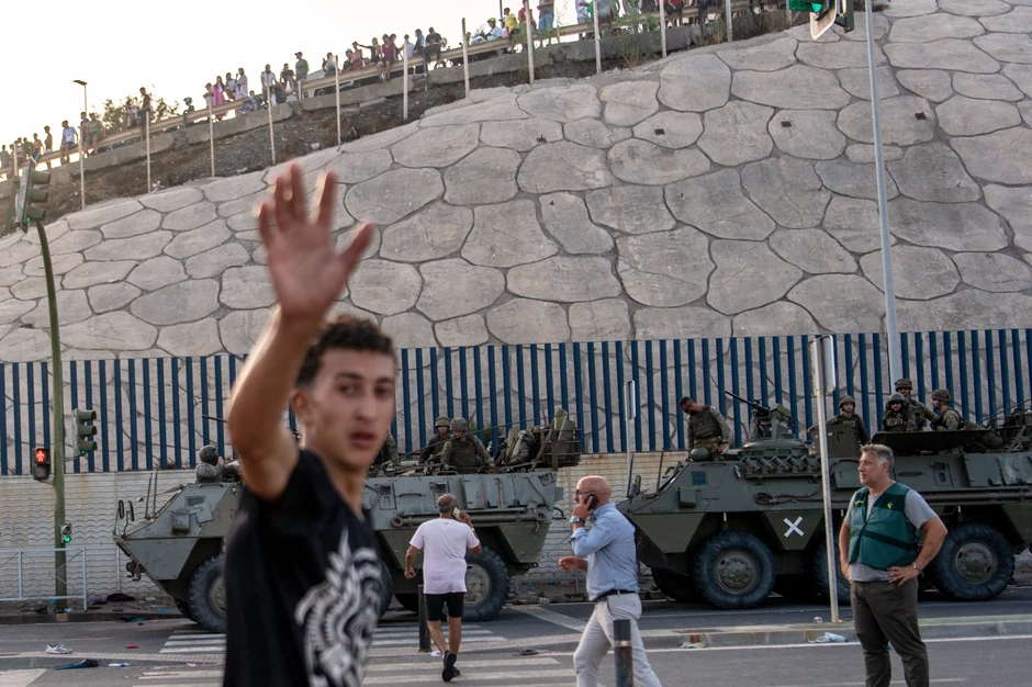 Migranti pokušavaju da pređu iz Maroka u špansku enklavu Seutu, Španija digla vojsku