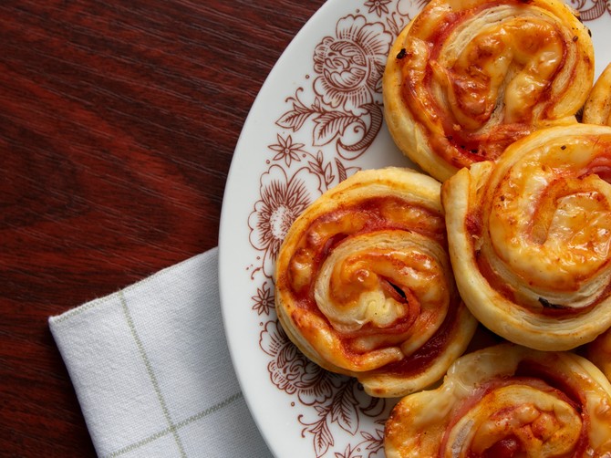 Domaća pica pita osvaja na prvi zalogaj: Recept za hrskavo pecivo koje se topi u ustima