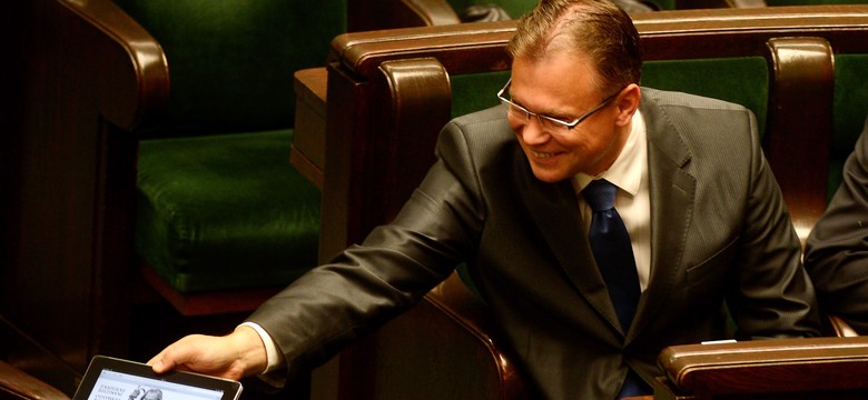 Tak poseł Mularczyk drwi z Tuska w Sejmie. ZDJĘCIA!