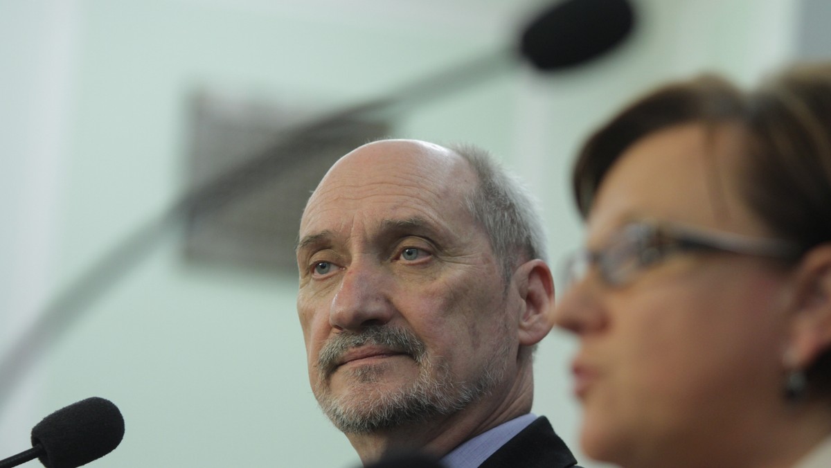 Szef parlamentarnego zespołu ds. katastrofy smoleńskiej Antoni Macierewicz (PiS) zapowiedział, że w tym tygodniu przedstawi kalendarium dotyczące przygotowań do lotu TU-154M do Smoleńska 10 kwietnia. Chce też, by prokuratura przesłuchała Stefana Niesiołowskiego (PO) i Tomasza Nałęcza. Jego zdaniem, posiadają oni "niesłychanie istotne informacje na temat tragedii smoleńskiej".