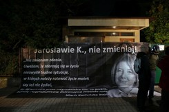'Czy pan prezes był kobietą?'. 'Czarny protest' przed domem Jarosława Kaczyńskiego [ZDJĘCIA]