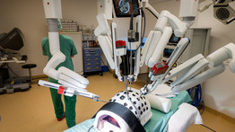 Nézze meg videón, ahogy egy sebészrobot – először Magyarországon – tüdőt operál Pécsen!