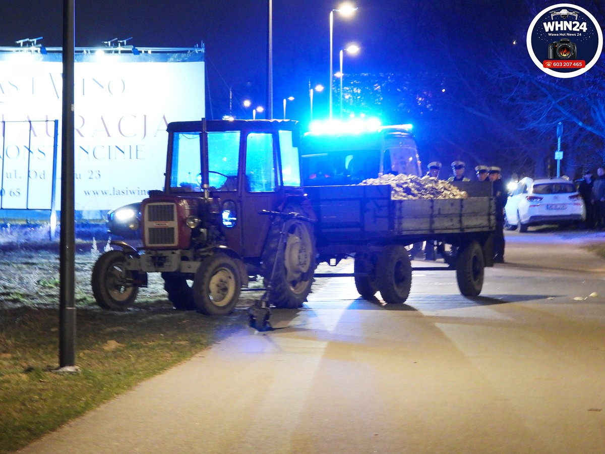Dramat w Warszawie. Dwóch 14-latków na hulajnodze wpadło pod traktor