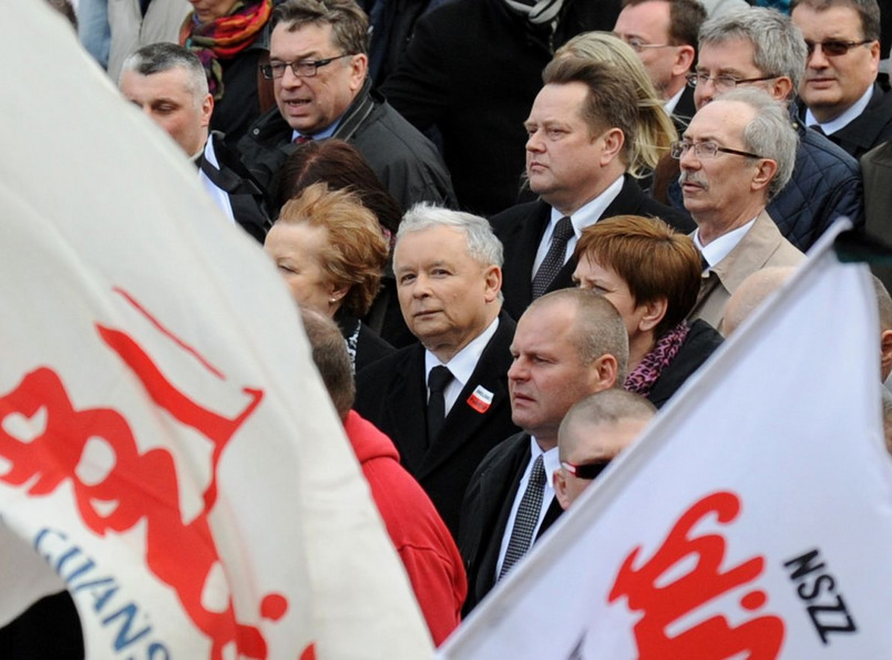 Marsz Wolności, Solidarności i Niepodległości ma wyruszyć o godz. 18 z placu Trzech Krzyży. Kaczyński ogłosił, że ma on z jednej strony upamiętnić kolejną rocznicę wprowadzenia stanu wojennego, ale przede wszystkim będzie wyrazem sprzeciwu wobec negatywnych tendencji, jakie mają miejsce w Polsce. Jak wskazywał, "w różny sposób zagrożona" jest dzisiaj wolność w Polsce; jest bardzo źle z solidarnością społeczną, a polska niepodległość "jest na różne sposoby kwestionowana"