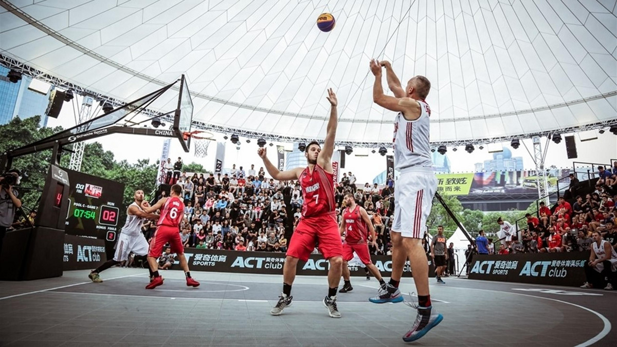 Bilansem 0-2 legitymuje się reprezentacja Polski 3x3 koszykarzy, która bierze udział w mistrzostwach świata w Kantonie. Nasz zespół przegrał z Rumunią oraz Węgrami, ale ma jeszcze szanse na wyjście z grupy.