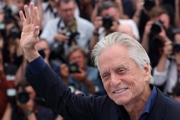 Michael Douglas pozuje reporterom przed przyznaniem mu honorowej Złotej Palmy podczas ceremonii otwarcia 76. Festiwalu Filmowego w Cannes, 16 maja 2023 r.