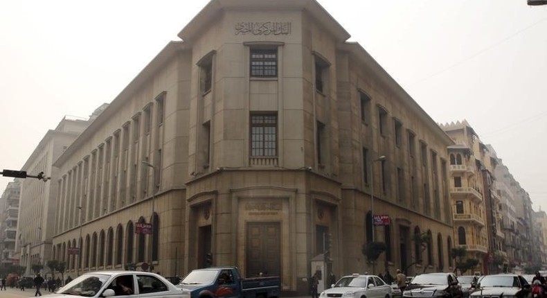 People and vehicles are seen caught in a traffic jam in front of the Central Bank of Egypt's headquarters in downtown Cairo, Egypt, December 21, 2015.   REUTERS/Amr Abdallah Dalsh